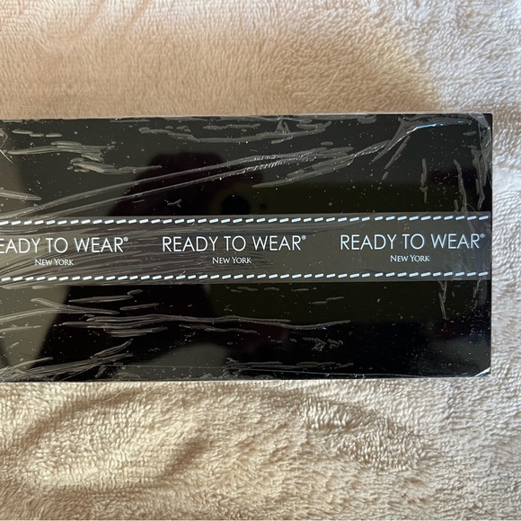 *NEW!* Ready to Wear New York Ultimate Couture Compact & Deluxe Face Brush - Picture 2 of 6